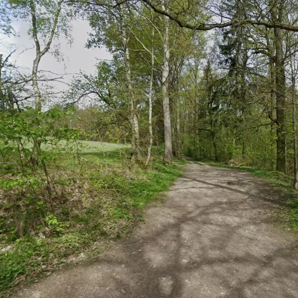 Kousek země pro tvůj stan, hotel u gradu Heb