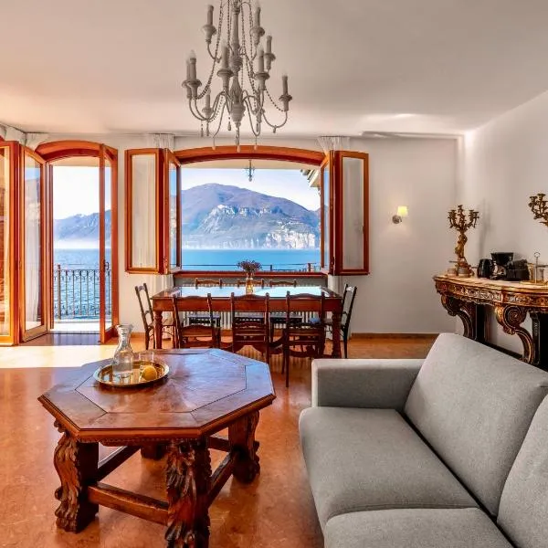 Lakefront Villa Elena by GardaDoma, hotel di Brenzone sul Garda