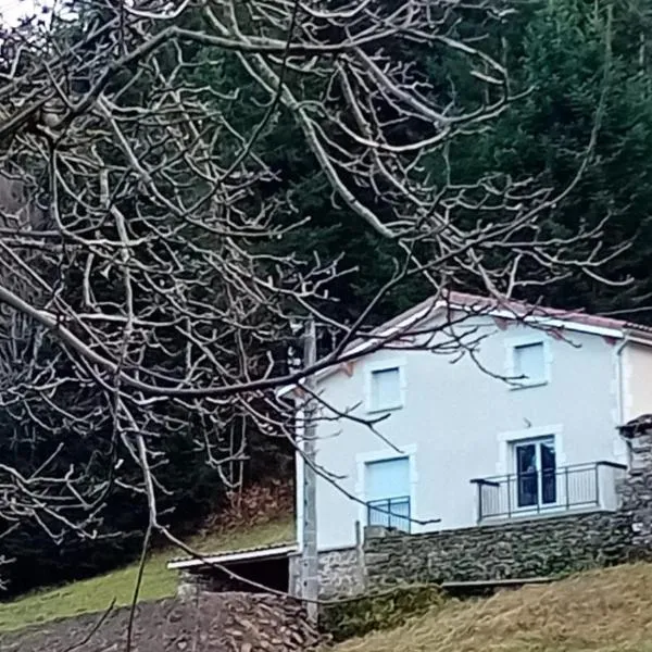 Le Patrol ancienne ferme dans le pilat, hotelli kohteessa Doizieux