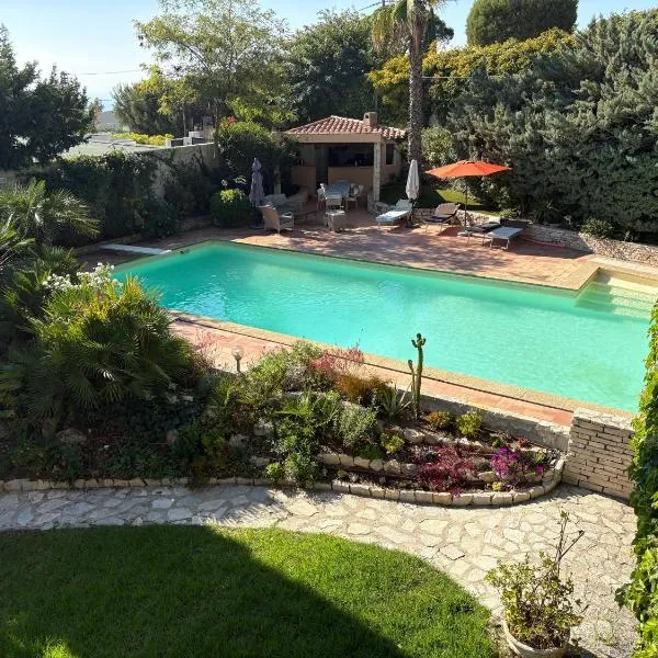 CASSIS VILLA PHILAE T2 jardin, piscine,, hotel en Cassis