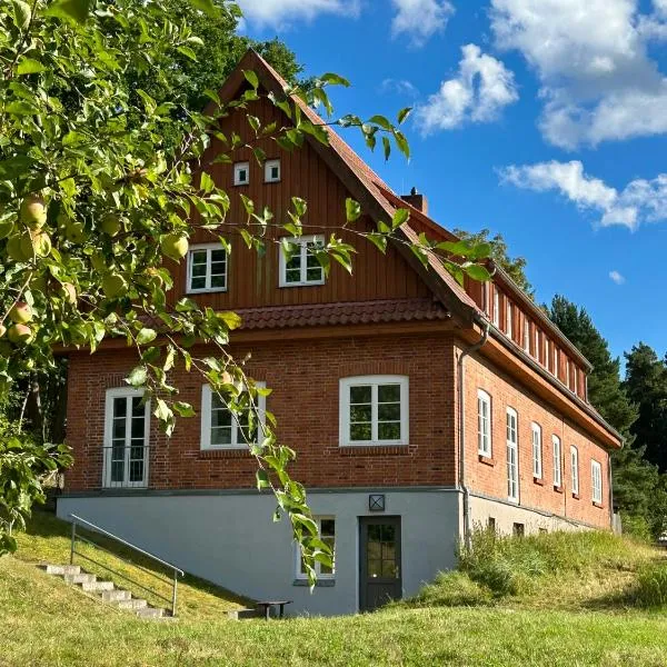 Berghaus über dem Inselsee l Herberge auf dem Hoff Schawernack, hôtel à Güstrow