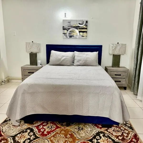 Blue Laventura condo near HWT, Hotel in Kingston