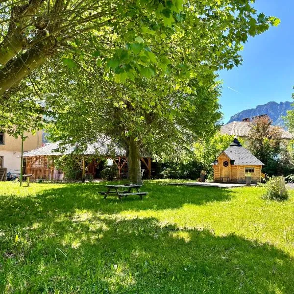 Hotel de la gare des Ecrins، فندق في آرجنتيير - لا - بيسه