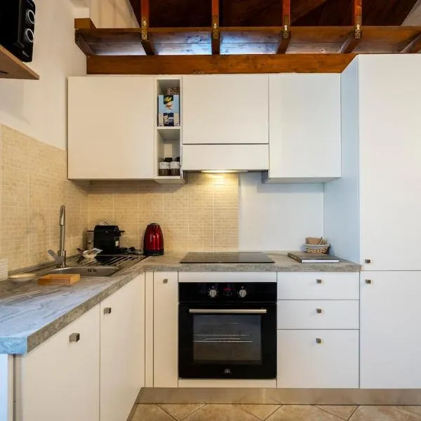 New with private parking, 5 min to the lake, WiFi, Hotel in Pucciarelli