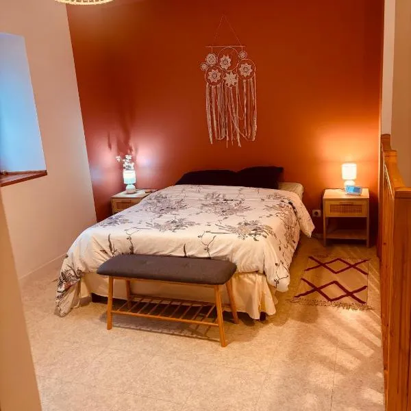 Maison 4 5 pers Cholet PuyduFou Maulevrier、Nueil-les-Aubiersのホテル