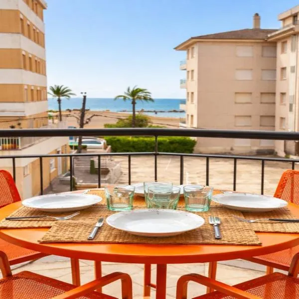 Beachfront apartment with sea views, hotel di Cunit