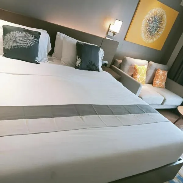 Novotel Mandaluyong at Jolly Luxe Suite, hotel di Manila