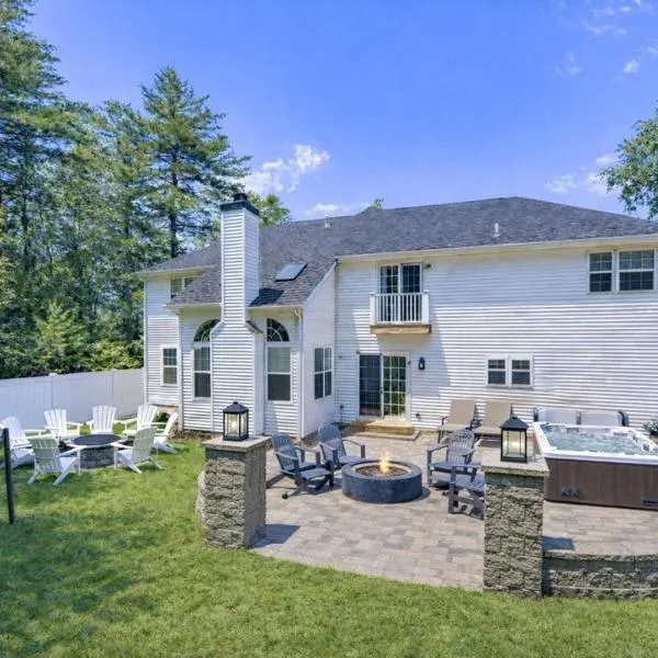 Luxury Villa with Hot Tub, Two Fire Pits, King Bed Suite, Game Room & Fenced Yard, hotel v mestu East Stroudsburg