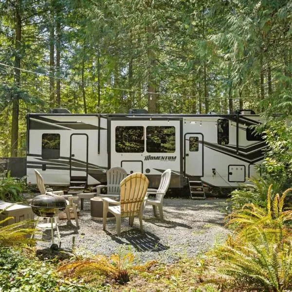 The "Waldorf Astoria of RVs" A Five-Star Forest Escape, хотел в Скуим