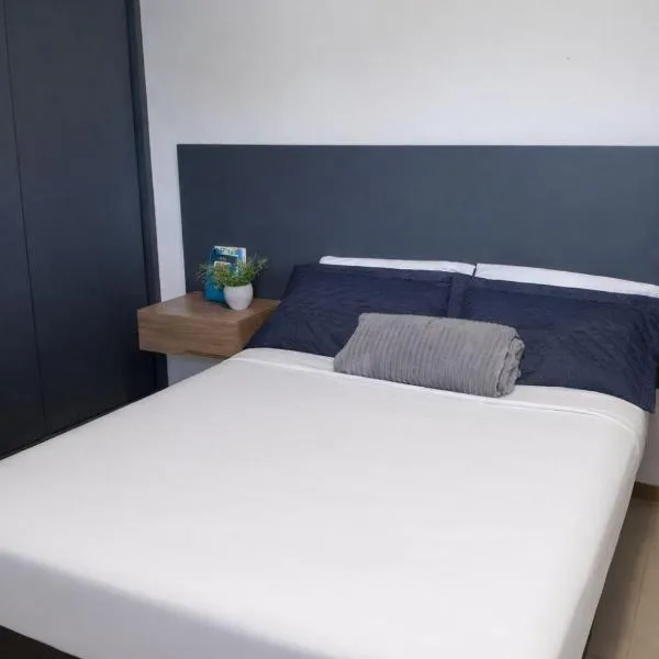 Apartamento com garagem 500 metros da Proeb、ブルメナウのホテル