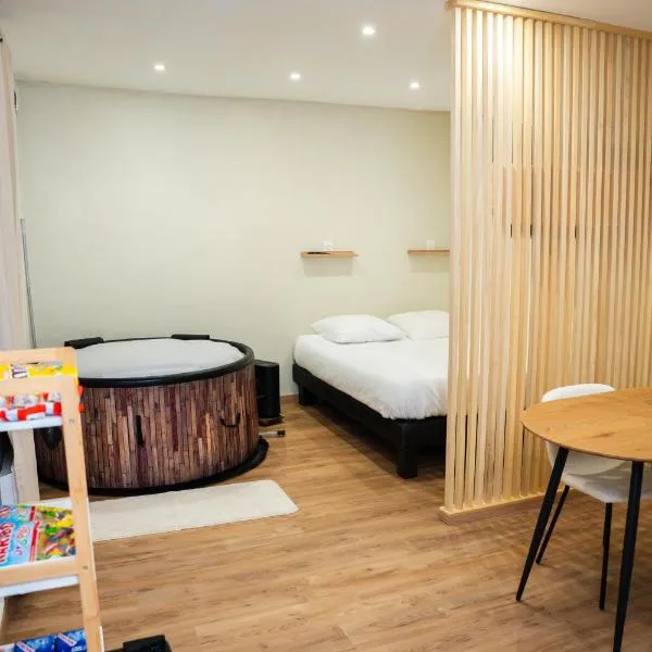 Suite Luxe Romantique avec Spa Privatif، فندق في أنجيه