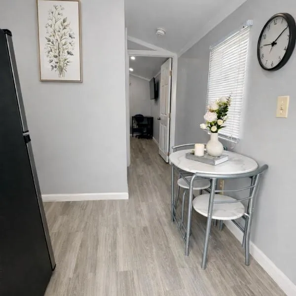 Beautiful independent suite, хотел в Брандън