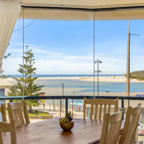 La Dolce Vita ocean front apartment, hotel a Caloundra