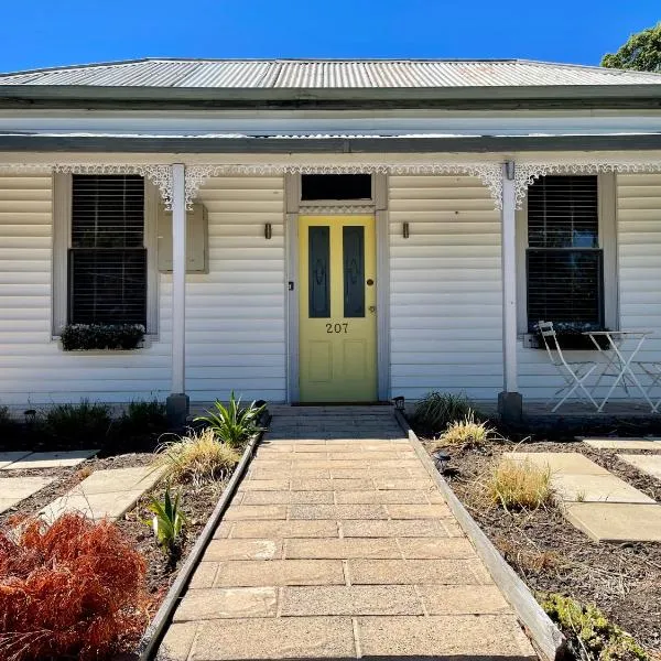 Pet Friendly Cottage on Large Sunny Block & 5 mins-CBD, Hotel in Canadian