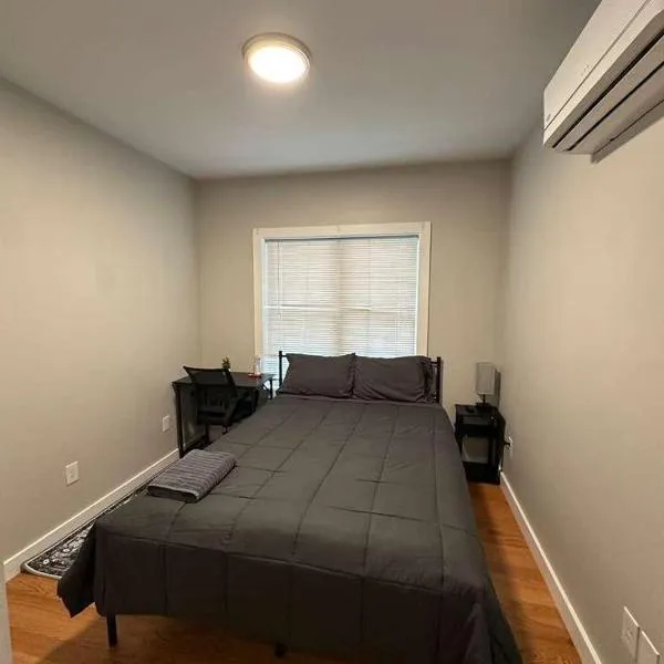 HomeStay in Boston West Bellflower Street, hotel em Boston