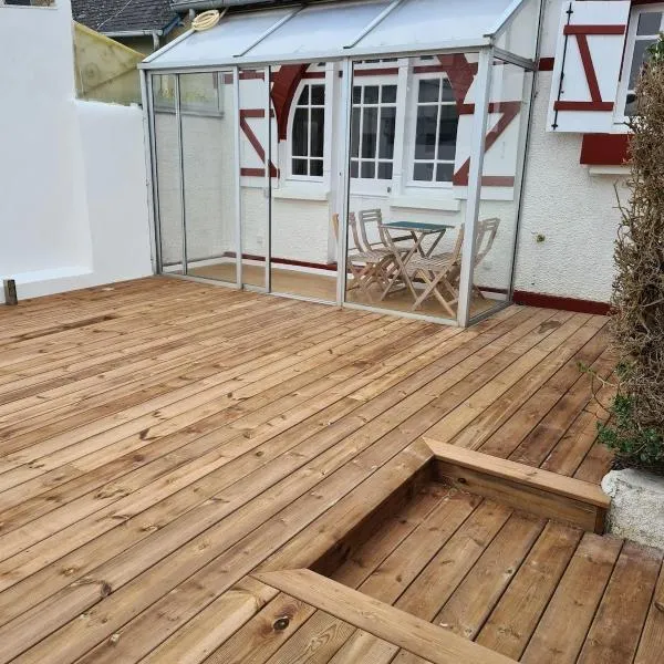 Charmante maison de bord de mer avec terrasse, hótel í Luc-sur-Mer