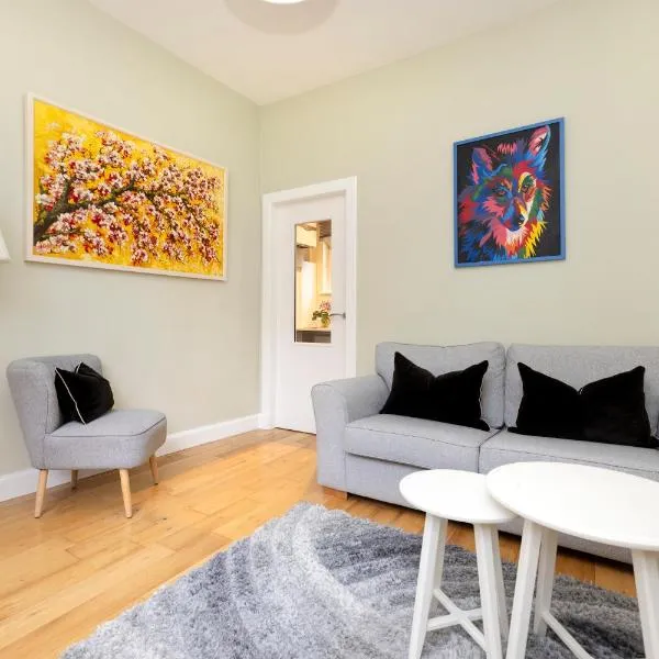 Cosy town centre cottage, hotel em Peebles