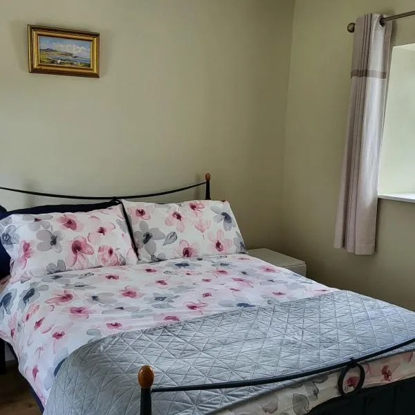 Lake lodging 1 mile from Dungloe max 2adult 1child, hotel en Dungloe