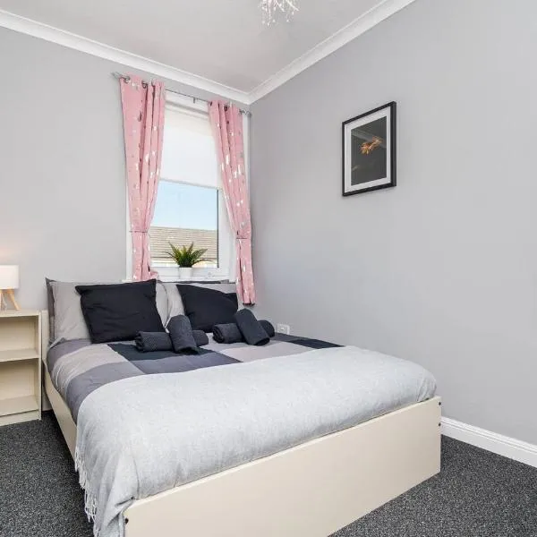Ideal Work Stays 3BR 6 Guests Free Parking, hotel in Falkirk