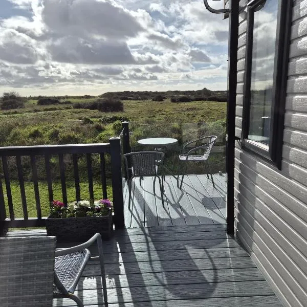 Modern 6 Berth Caravan With Decking At Suffolk Sands Ref 45004F, Hotel in Felixstowe