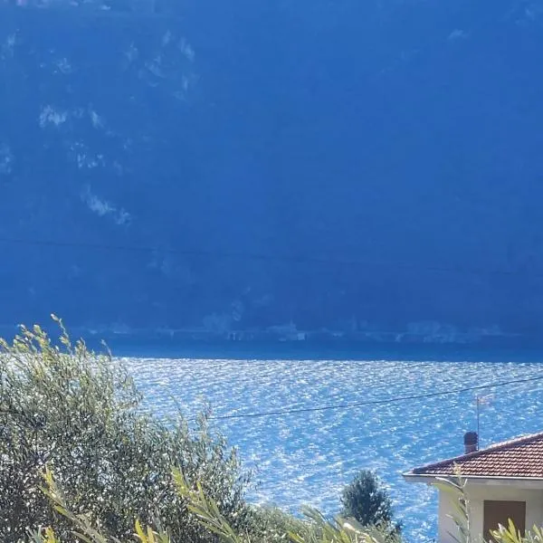 Appartamento L'ulivo 5 chilometri da Varenna vista lago in via privata, hotel a Lierna