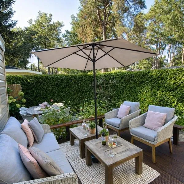Luxe Chalet met prachtig terras op de Veluwe , veel privacy, hotel a Hoenderloo