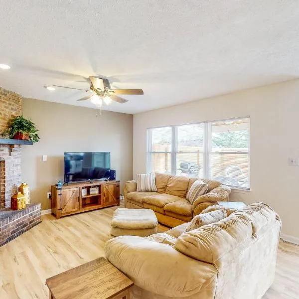 Indy Home w/ Dog-Friendly Yard! 9 Mi to Dtwn, hotel in Spring Hollow