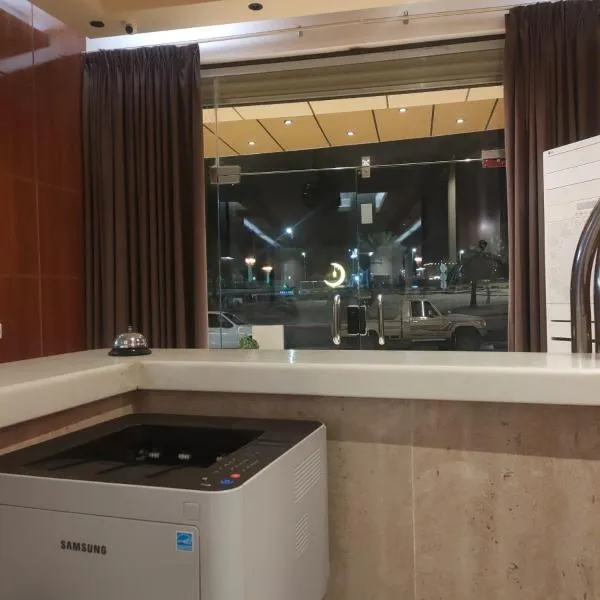 شقق نصف القمر للشقق المخدومة, hotel en Ḩaql