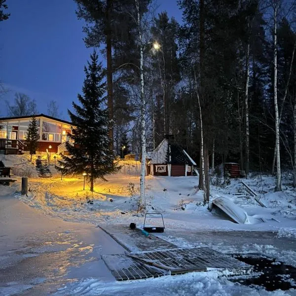 Semi-detached cottage by the lake, hotel di Jyväskylä