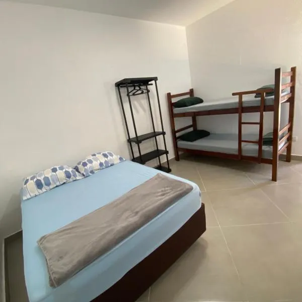 -TROPICAL SUÍTES- ao lado do SESC-BERTIOGA, hotelli kohteessa Bertioga