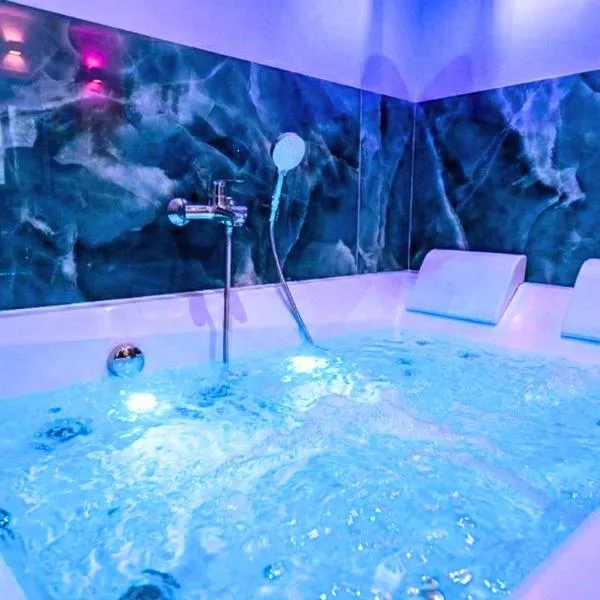 LE 21 - Suite LUXE - JACUZZI Privatif & Vue Rhône, hotel in Vienne