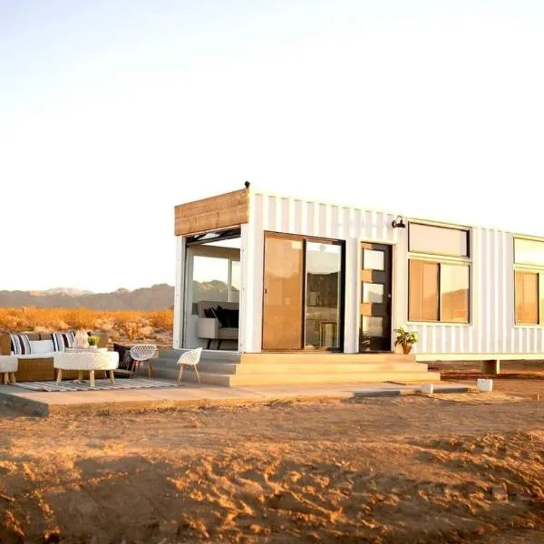 Joshua Tree Tiny Home - Remote & Modern Container Home on 5 Acres, отель в городе Джошуа-Три