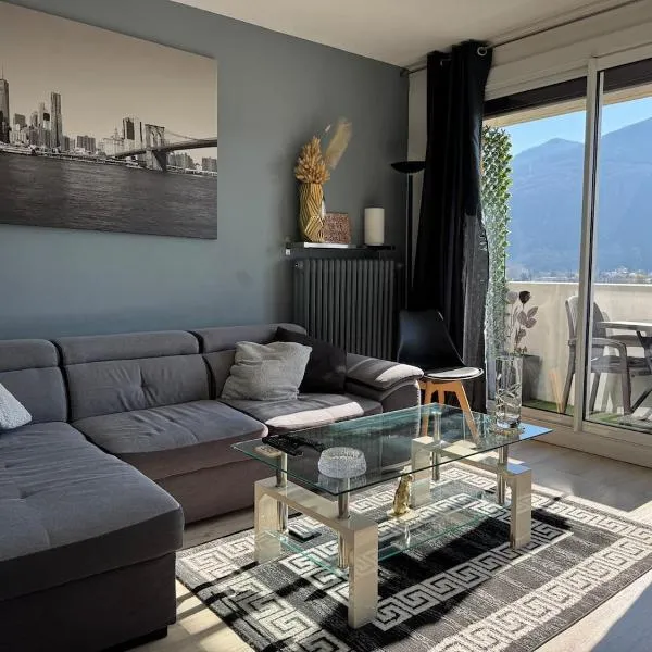 Panoramic top floor - Mountain view - 6 people 2 chambres, hotel in Saint-Martin-dʼHères