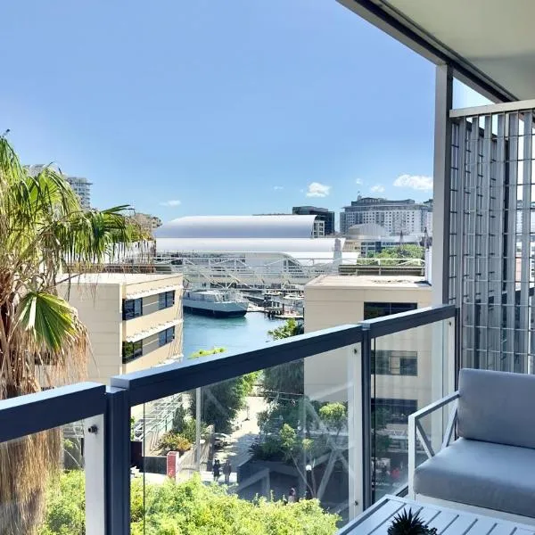 Modern 1BR Barangaroo Apartment with Waterfront Balcony Views & Private Parking, hotel en Sídney