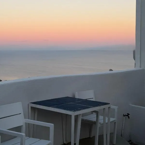 White Swallow Suite Santorini, hotell i Vourvoulos