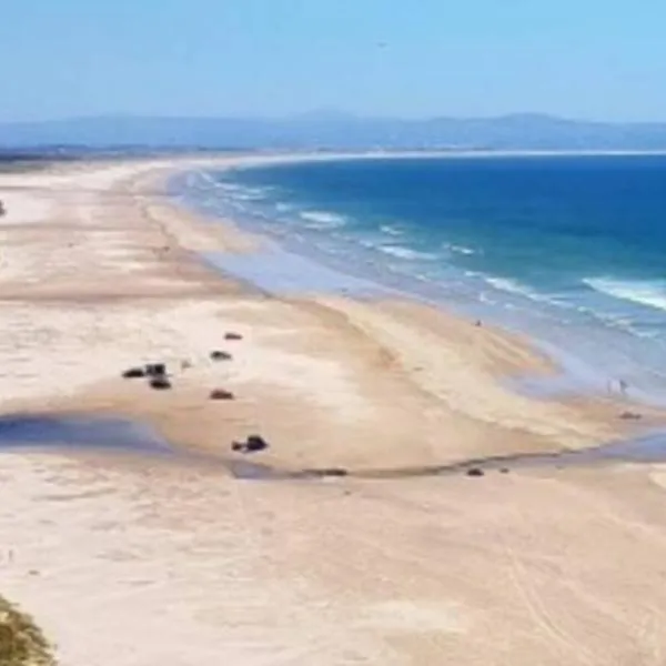 Downhill Beach Studio Suite, מלון בקולריין
