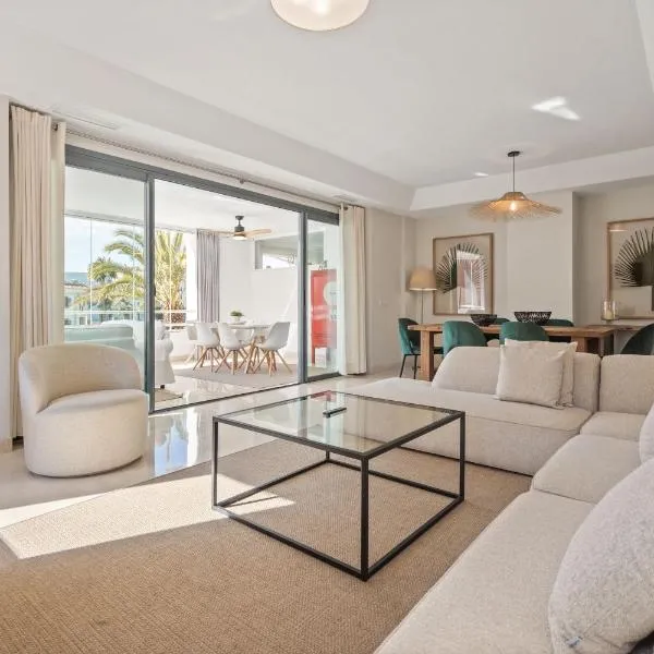 Sotogrande Alboaire- Waterfront luxury 4 bedroom Apt in the Marina of Sotogrande, hotel in Sotogrande
