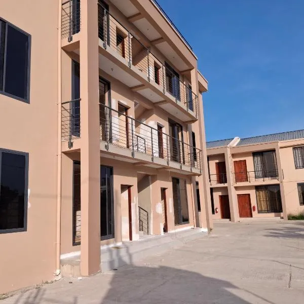 Stunning 2BR in Dar Beach, Dining, Transit Nearby, hotel v destinácii Dar es Salaam