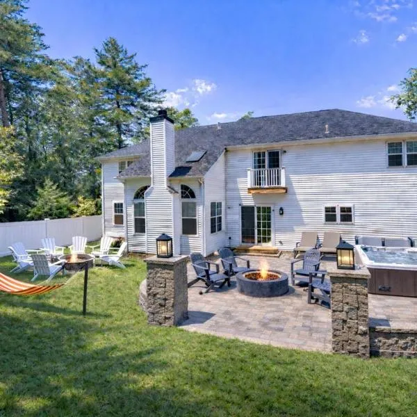 Luxury Villa with Hot Tub, Two Fire Pits, King Bed Suite, Game Room & Fenced Yard, hotel di East Stroudsburg