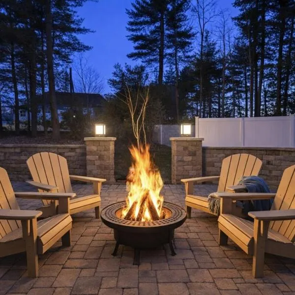 Luxury Villa with Hot Tub, Two Fire Pits, King Bed Suite, Game Room & Fenced Yard，東史特拉斯堡的飯店