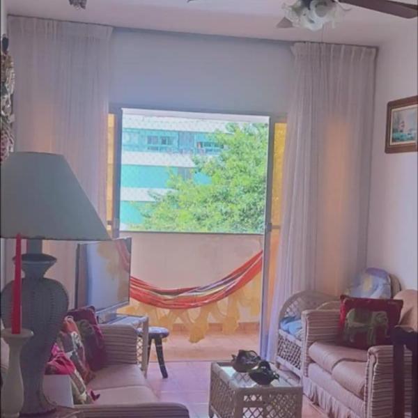 Apartamento a 30 m da praia, sacada com vista ao mar