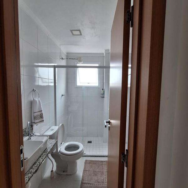 Ar Condicionado , Churrasqueira na Sacada, Roupas de Cama e Toalhas, Wifi, Bebedor, TV, próximo a praia na Guilhermina - Foto 3