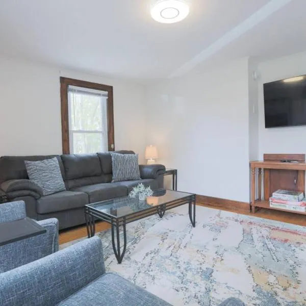 Charming Downtown 2BR • Walk to Church St & Water, hotel a Burlington