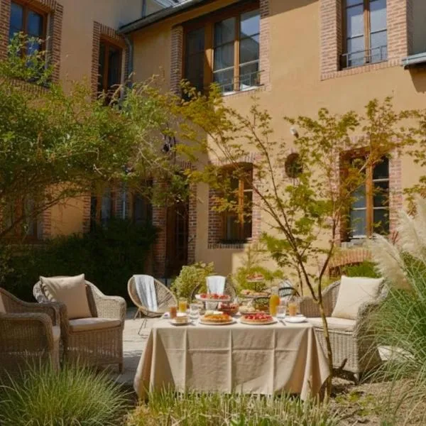 Cottage Mackinley, séjour spacieux et chaleureux, salon de jeux, grande salle à manger, 15 pers, Centre Historique, gare TER, hôtel à Aubigny-sur-Nère