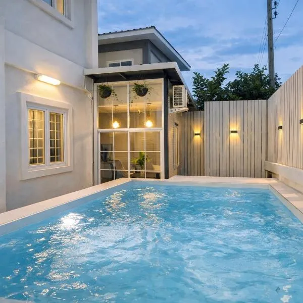 우본라차타니에 위치한 호텔 Baan Hug Ubon - Private Pool Villa - Pet Friendly - 2 km from Charoen Sri Fresh Market