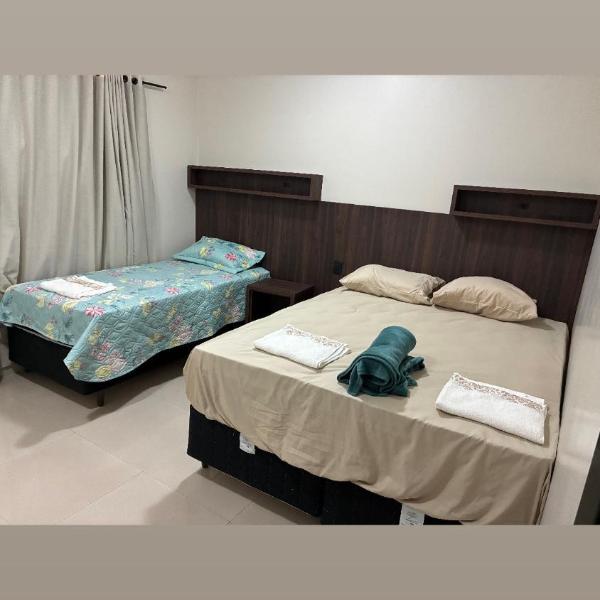 Quarto com TV 50 polegadas, frigobar, ar-condicionado e Wi Fi, sala e cozinha compartilhado