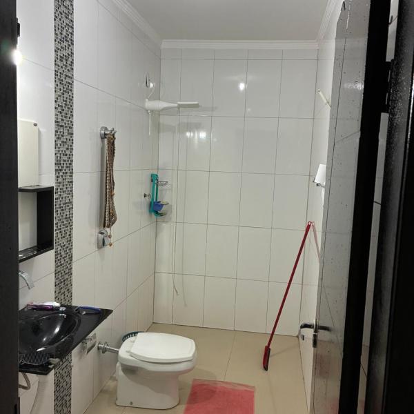 Quarto com TV 50 polegadas, frigobar, ar-condicionado e Wi Fi, sala e cozinha compartilhado - Foto 3
