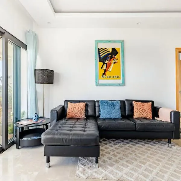 Modern Oceanview Retreat with Balcony and Walk to Bay, hotel v destinaci Santa Bárbara de Samaná