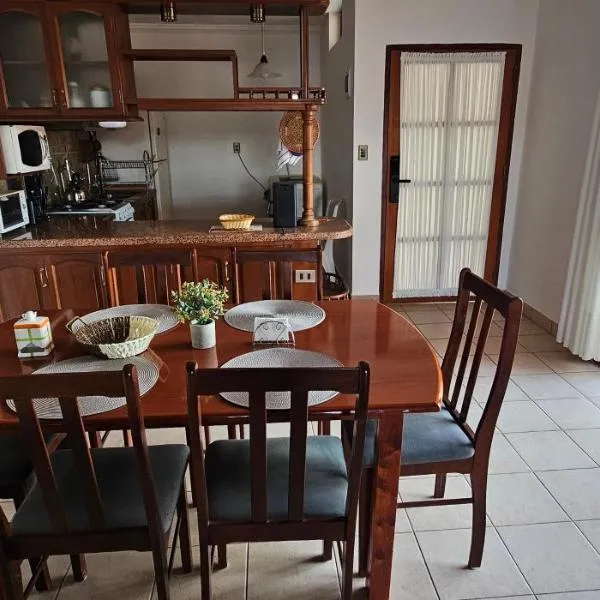 Dpto centrico, balcon y vistas, WiFi, Netflix, 4pax, hotel en Tarija