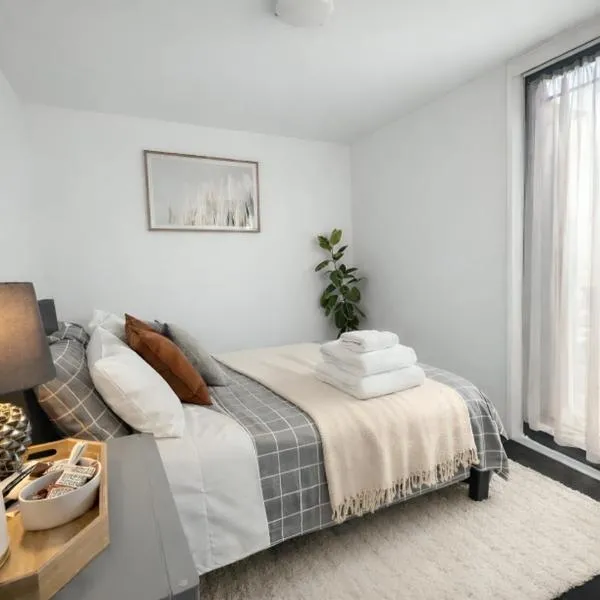 Private Garden Guesthouse with Ensuite - Near Westgate, hotel in Auckland